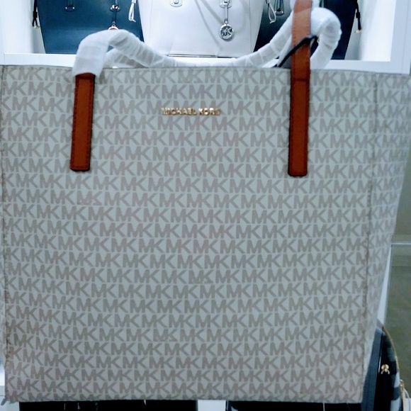 Michael Kors - Picture 2 of 4